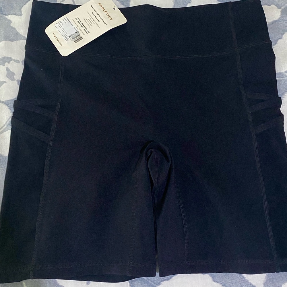 Fabletics Trinity Mid-Rise Pocket Short - 7” Med